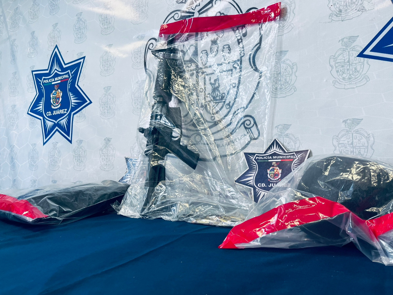 Aseguran municipales fusil de asalto y equipo táctico