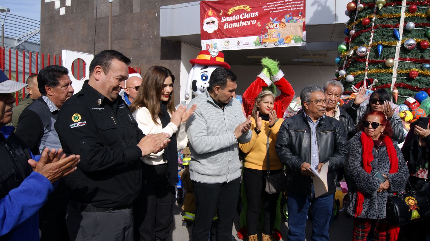 Donan comerciantes miles de juguetes al Santa Claus Bombero.
