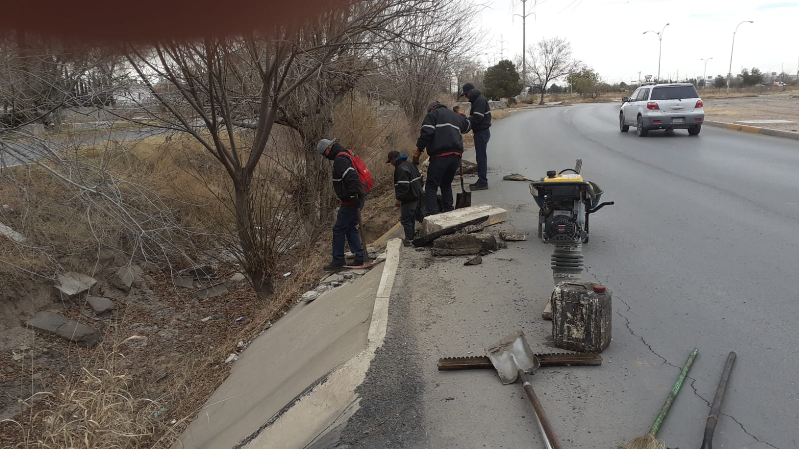 Reparan socavón en bulevar Tomás Fernández