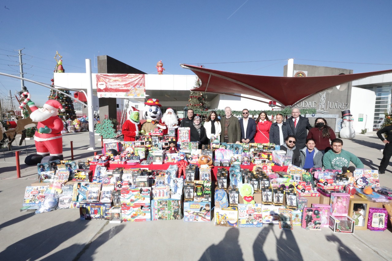 Empresarios de El Paso y Santa Teresa donan Juguetes a Santa Bombero