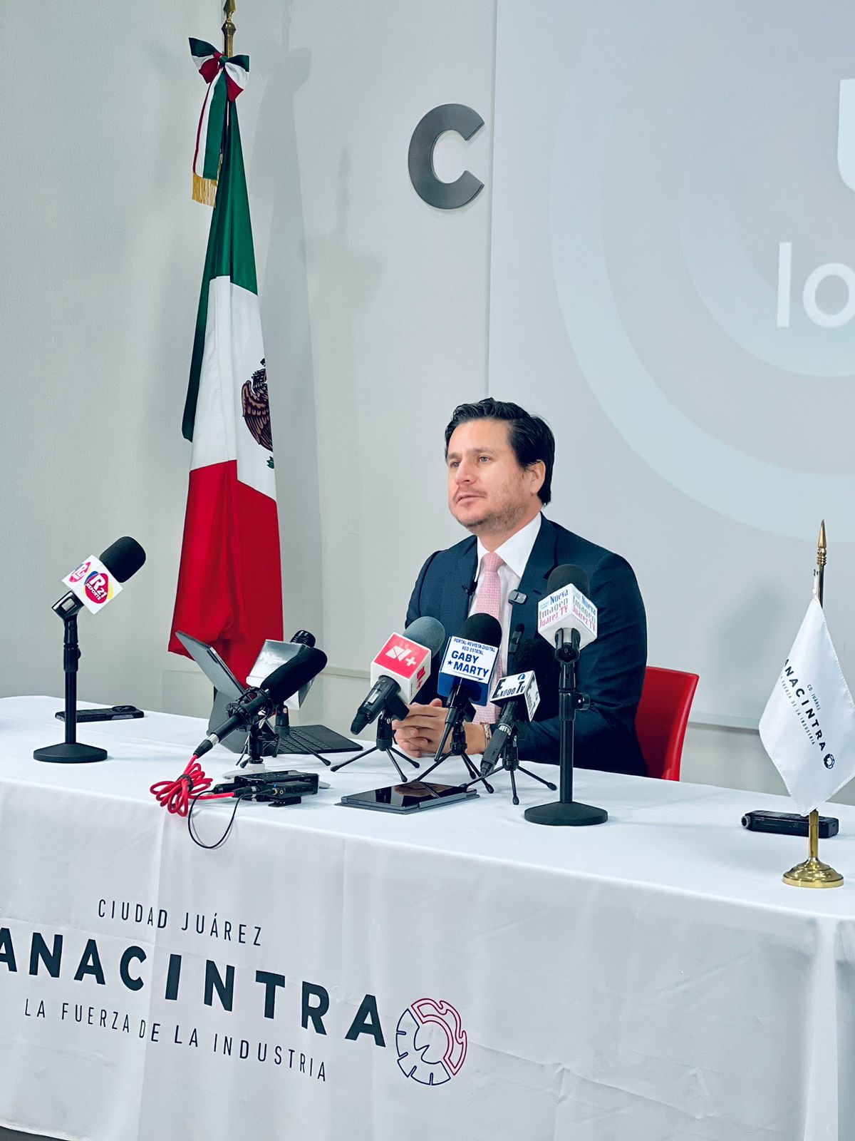 Pide CANACINTRA acelerar trabajos de remodelación del aeropuerto.