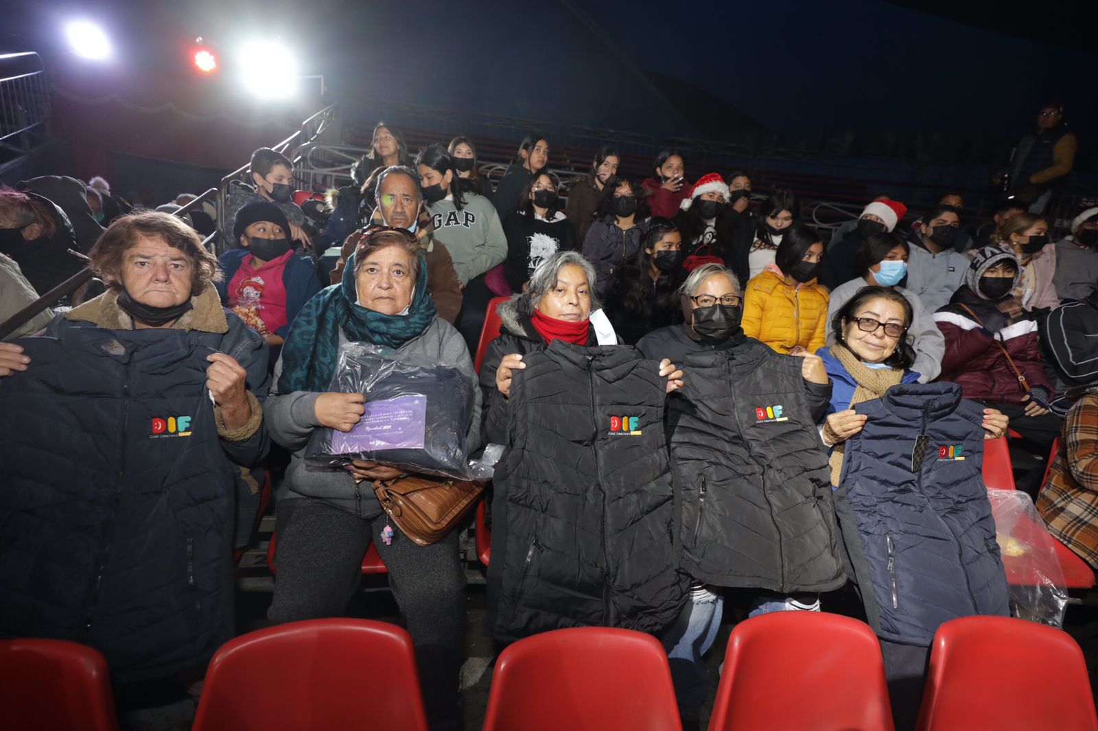 Festeja Municipio a adultos mayores con espectáculo de circo y entrega mil chalecos