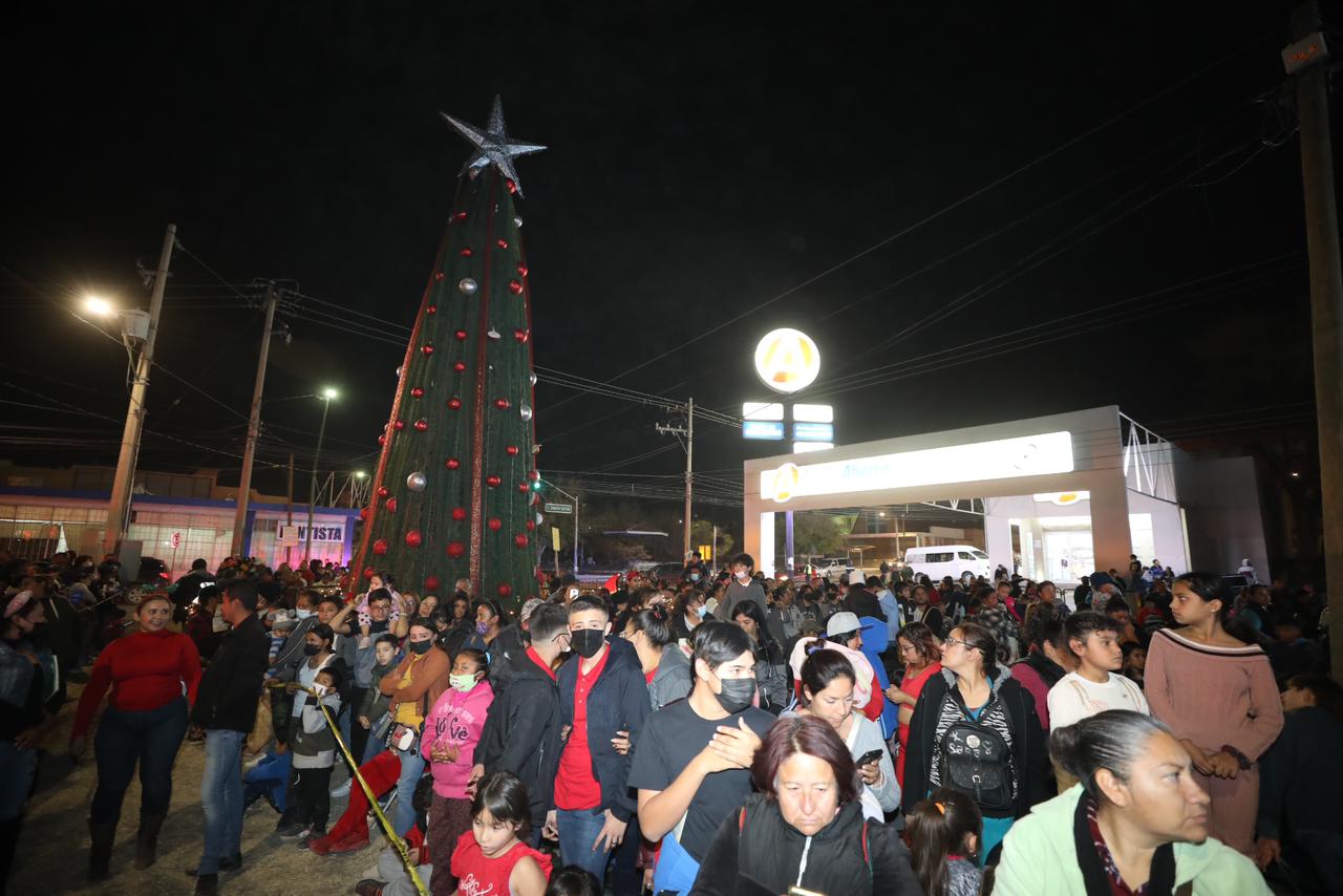 Enciende Presidente Municipal árbol navideño en el suroriente de Juárez