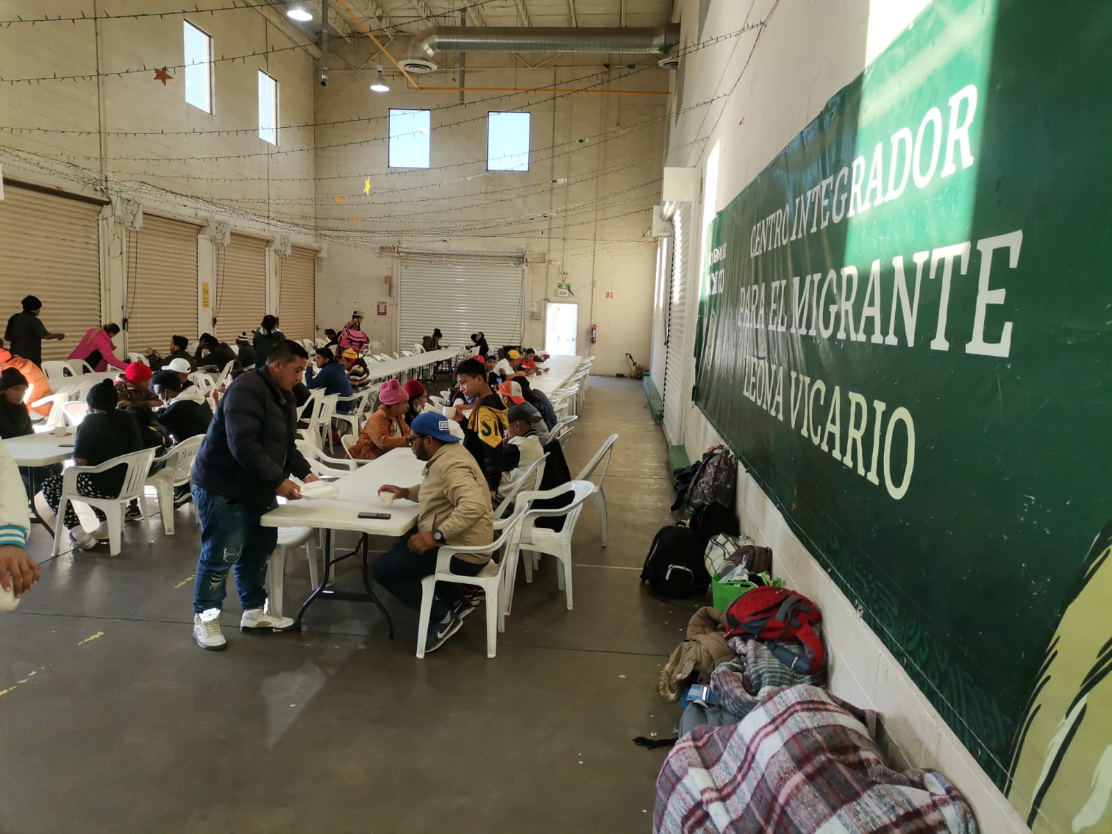 Alojan a migrantes en albergue Leona Vicario