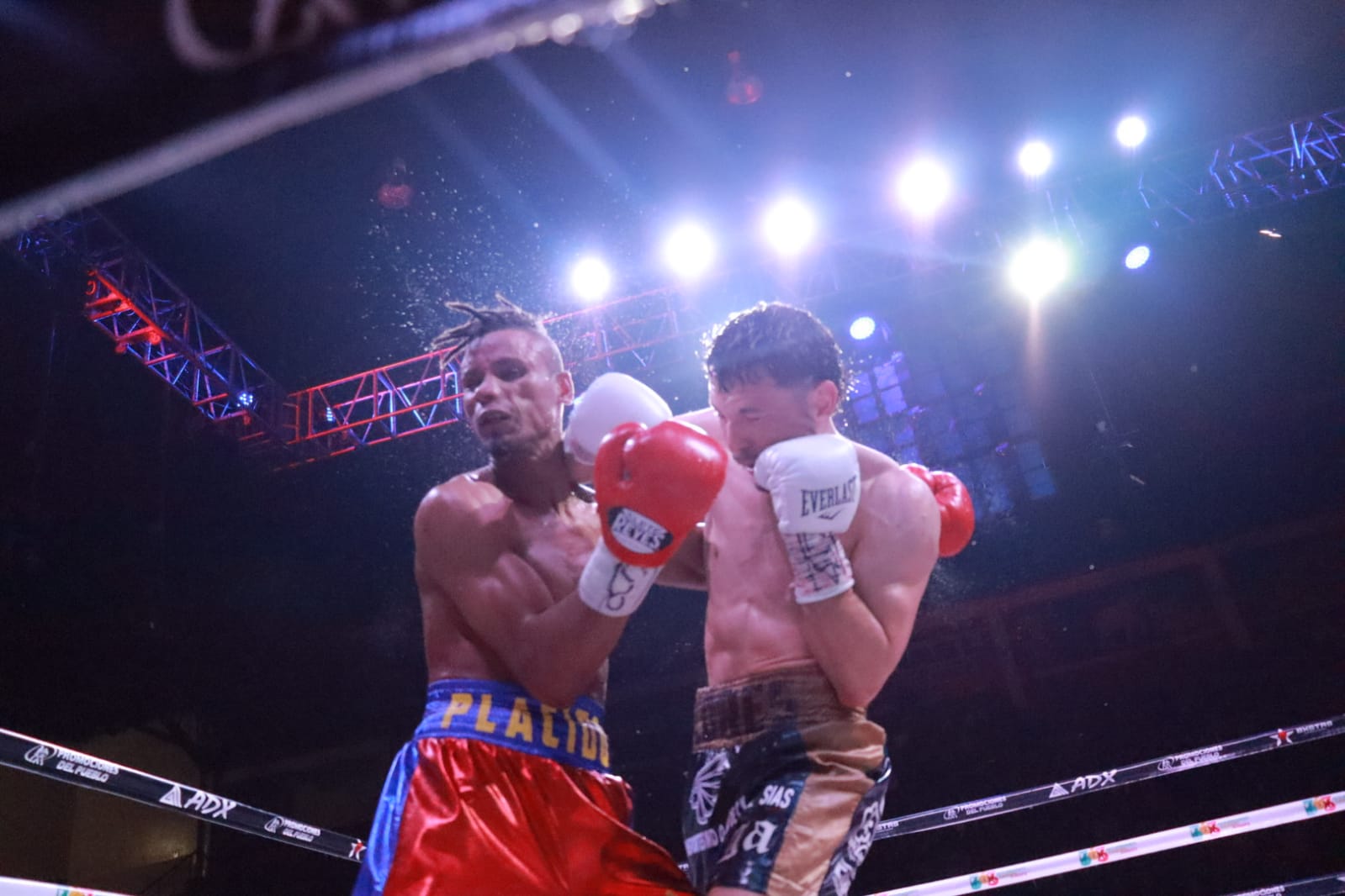 Boxeadores juarenses logran victoria en velada boxística