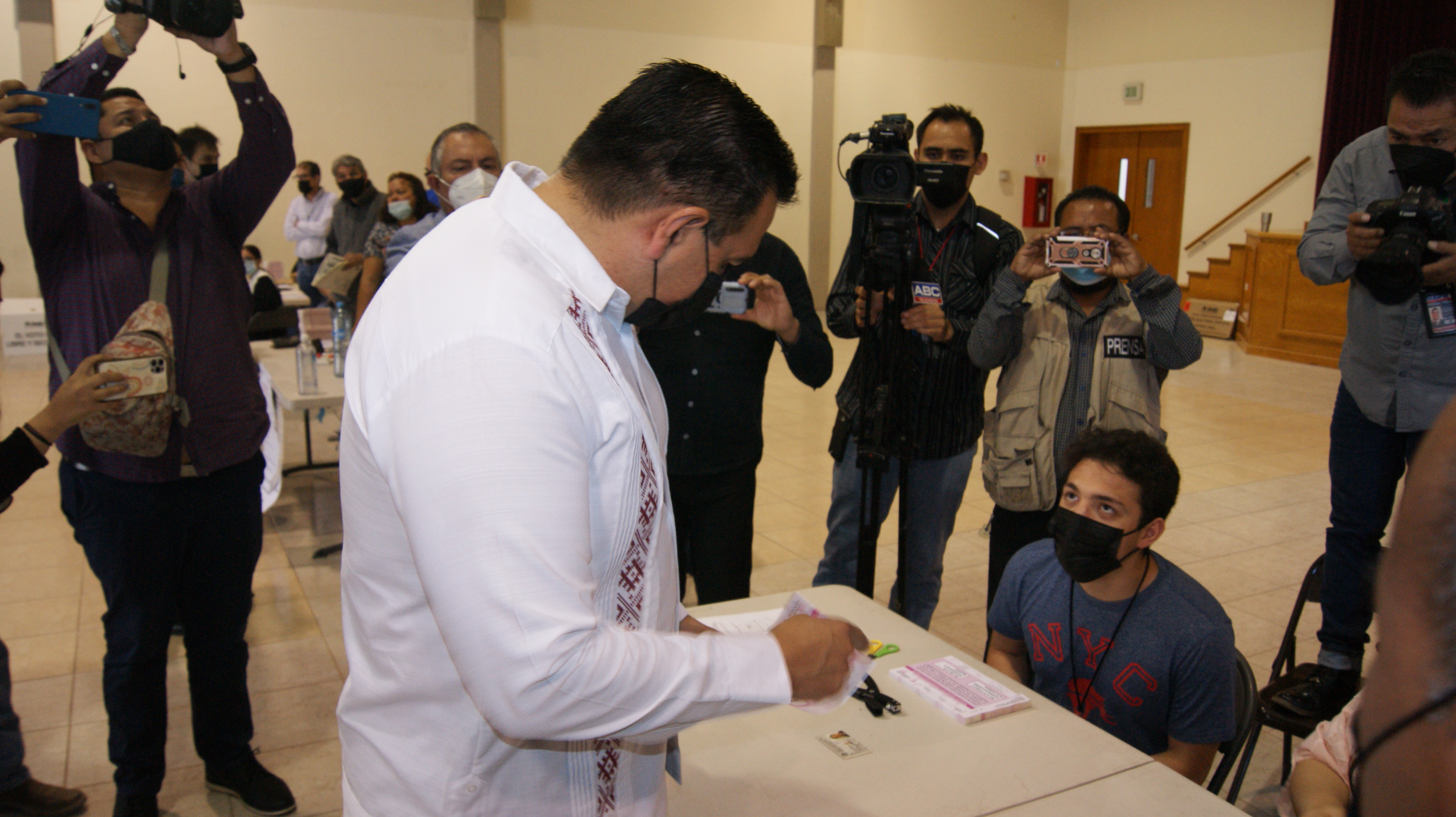 Acude Cruz Pérez Cuéllar su derecho al voto