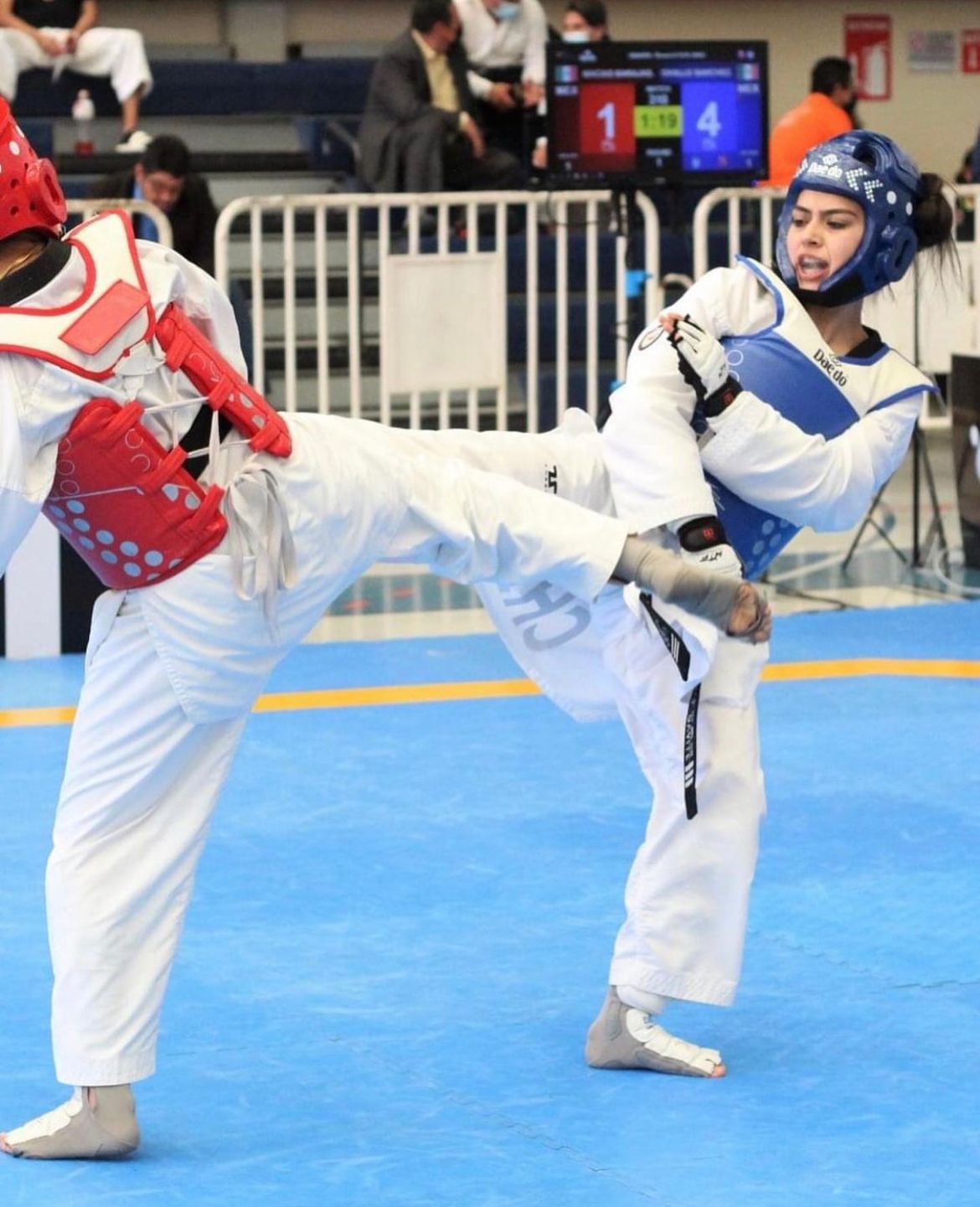 Taekwondoines juarenses obtienen siete medallas en dos campeonatos