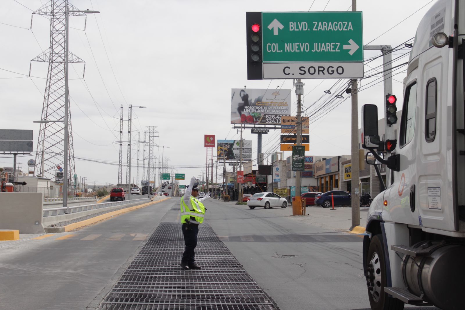Abren a circulación vehicular  crucero sobre avenida de las Torres