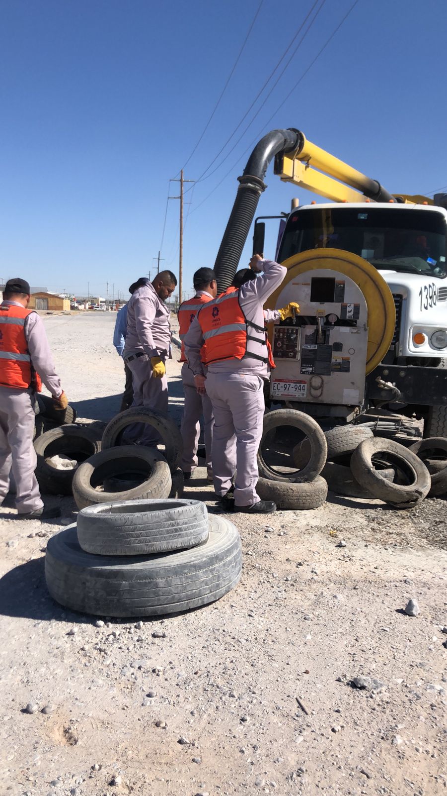 Basura en drenaje impacta a 3 colonias, no solo donde brota