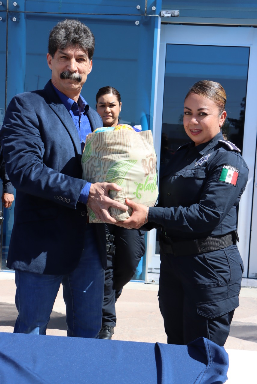 Distribuye CANACO apoyos alimenticios para elementos policiacos