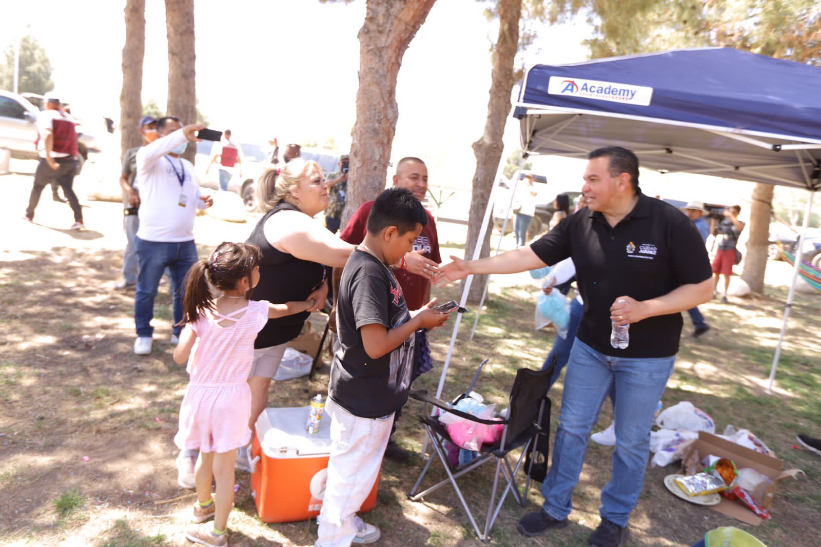 Festeja Presidente Municipal el Día de Pascua en El Chamizal