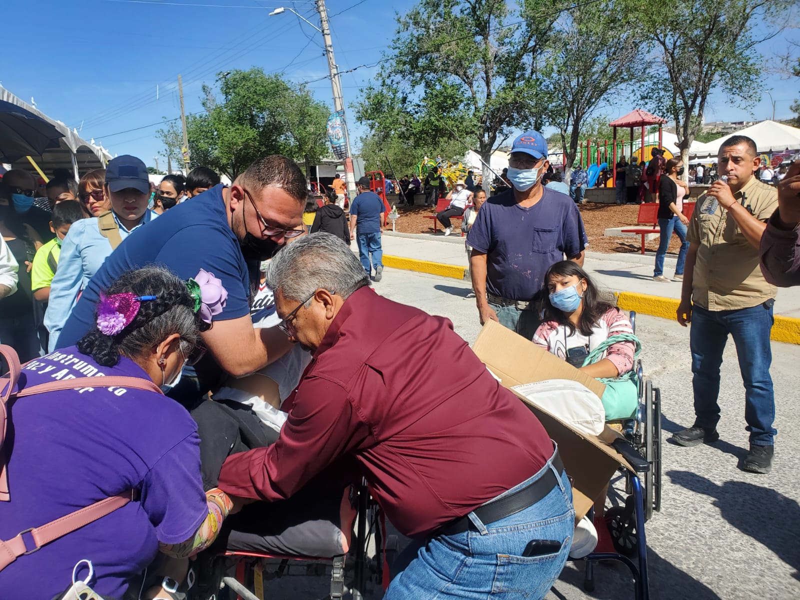 Entregan DIF y Desarrollo Social sillas de ruedas en Cruzada Comunitaria