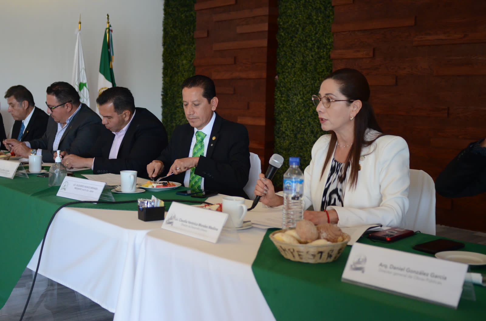 Analizan multar a quienes obstruyan banquetas