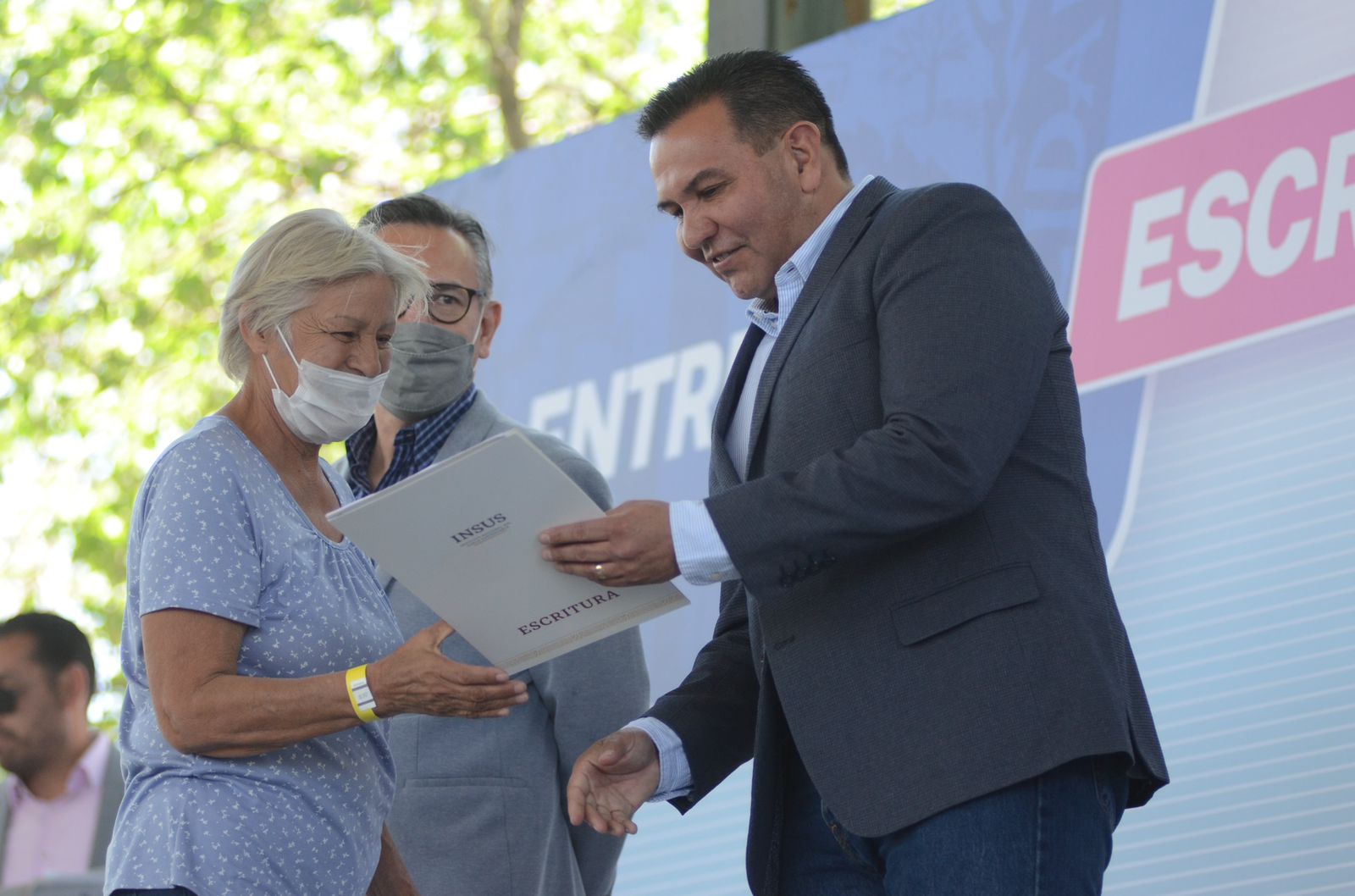 Entregan Presidente Municipal y Gobernadora 750 títulos de propiedad