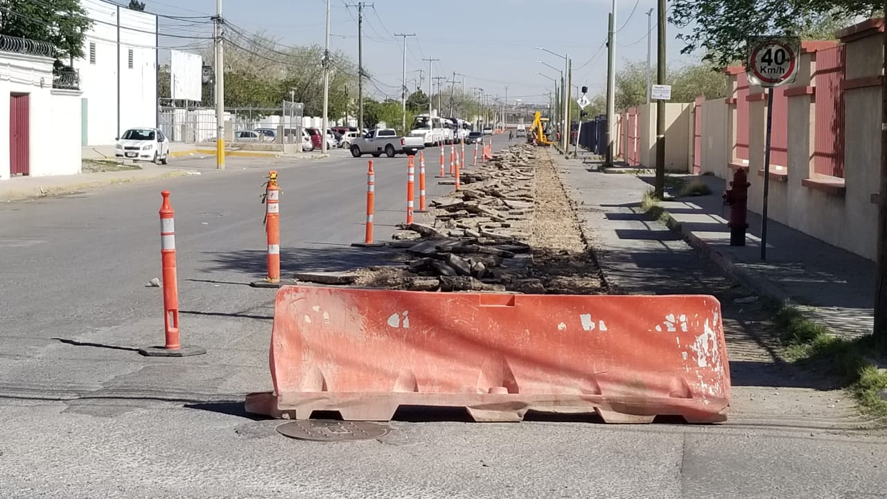 JMAS Juárez instala tubería de agua tratada en calle omega