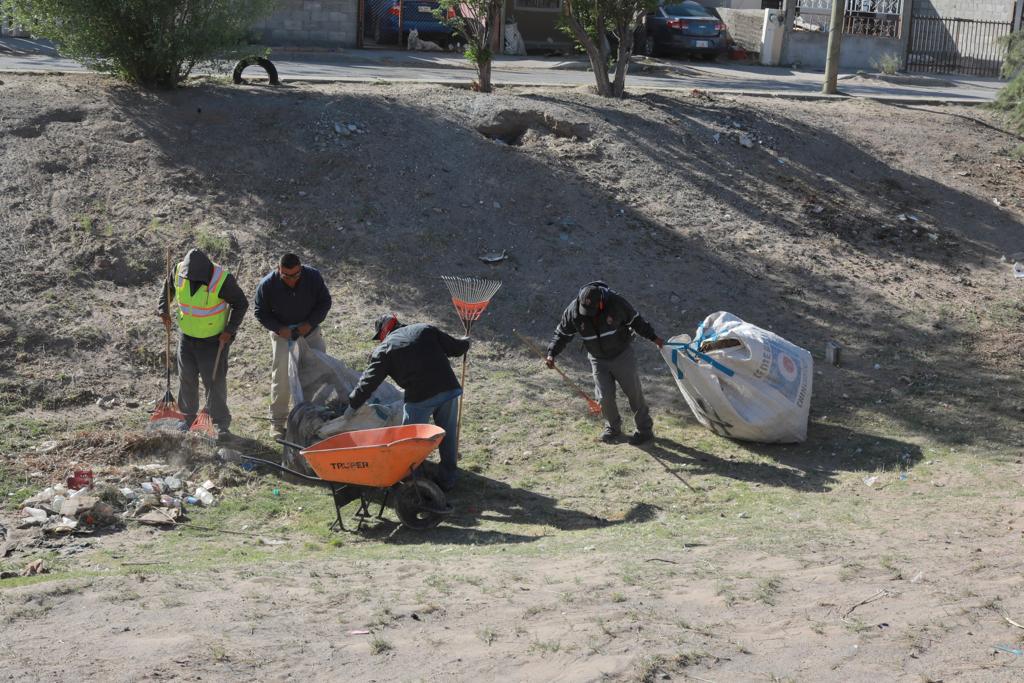 Acude Servicios Públicos con brigada de limpieza en Riberas del Bravo etapa VI