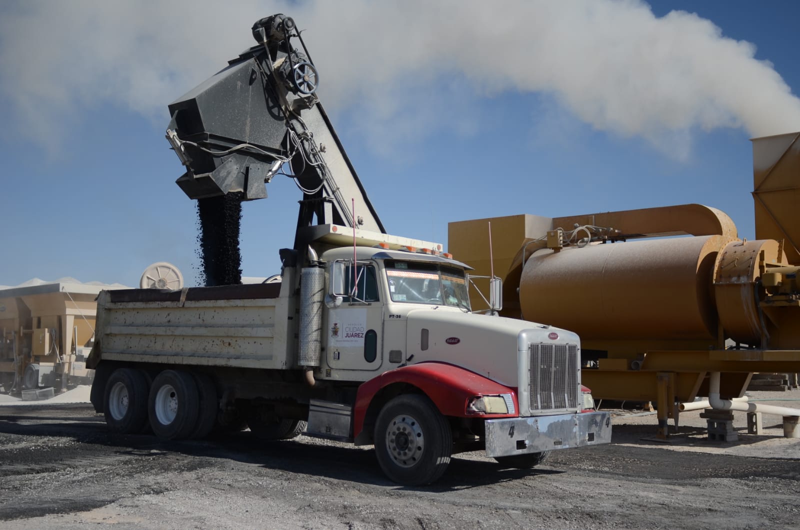 Usan diariamente 300 toneladas de mezcla en el Programa Transparente de Bacheo