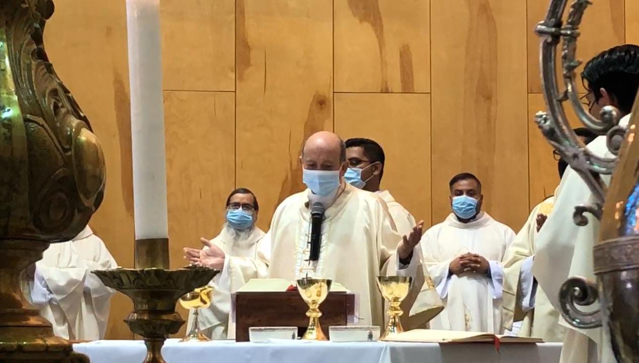 Renuevan en Misa Crismal votos sacerdotales; bendicen los santos óleos