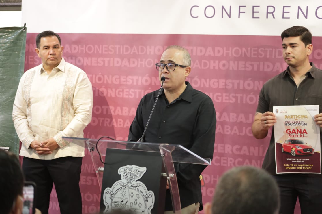 En los Superette venta de boletos para rifa del automóvil en apoyo a escuelas públicas