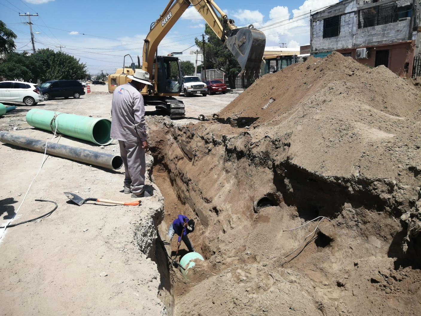 Instala Obras Públicas 400 metros de colector nuevo en la calle Mamey
