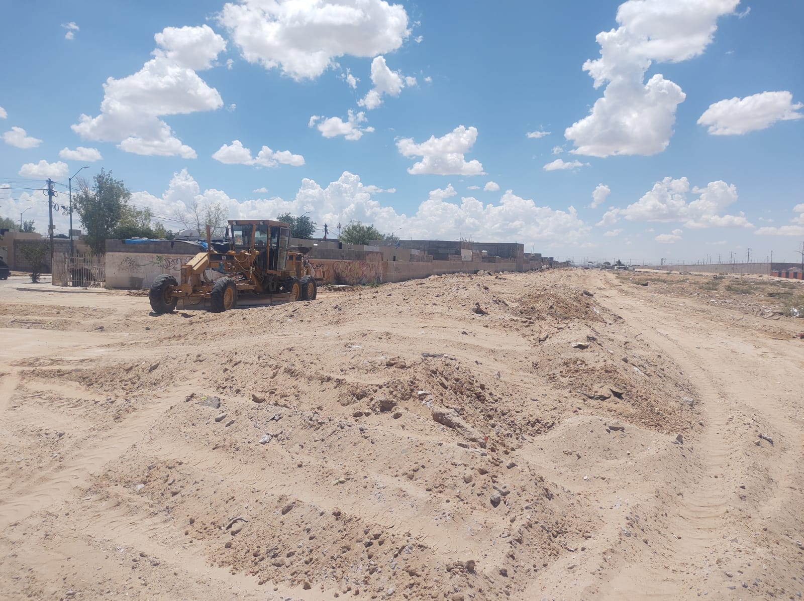 Inician trabajos de pavimentación en la calle Lote Bravo