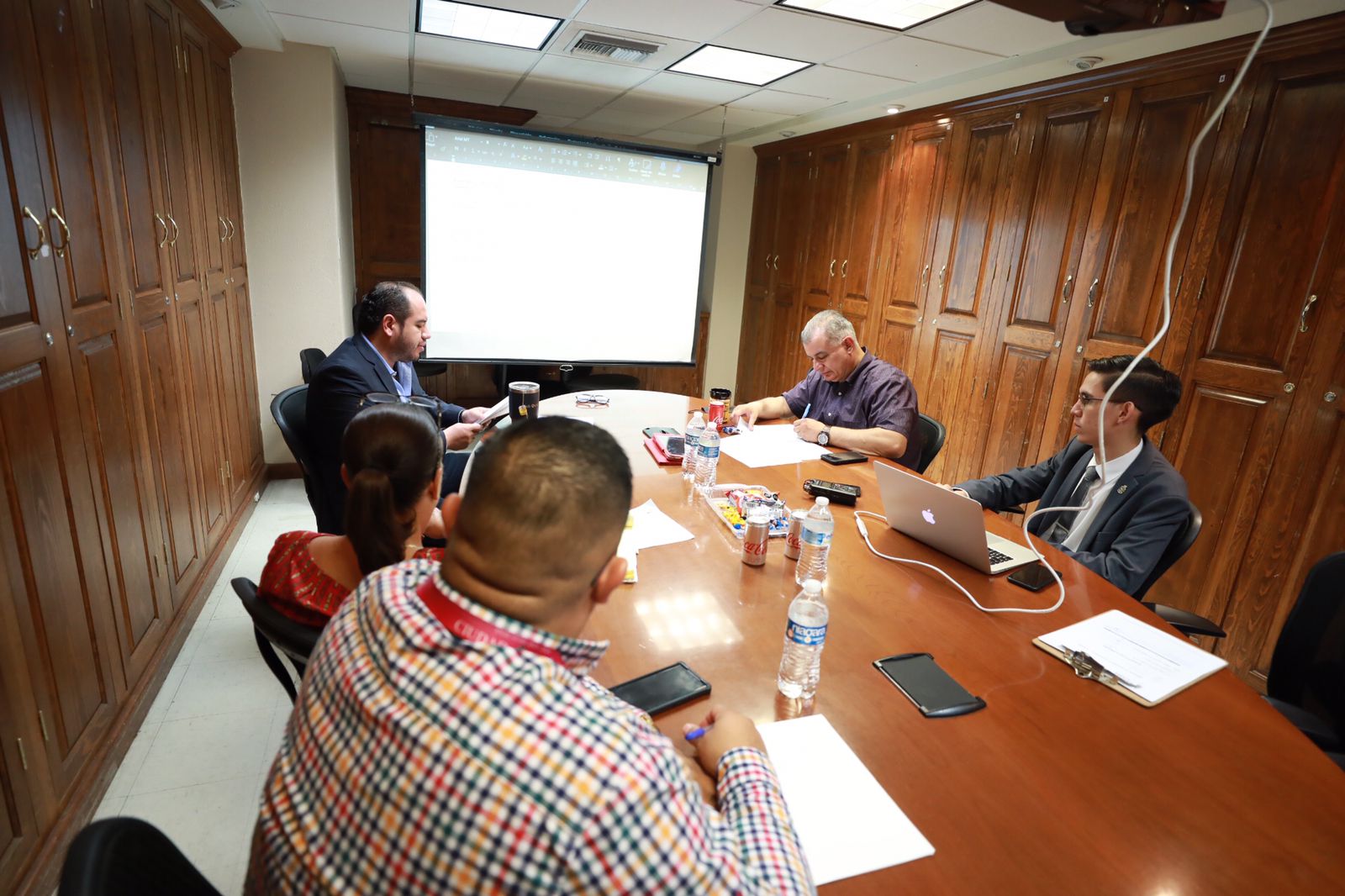 Proponen reponer banderas de monumento A las Américas