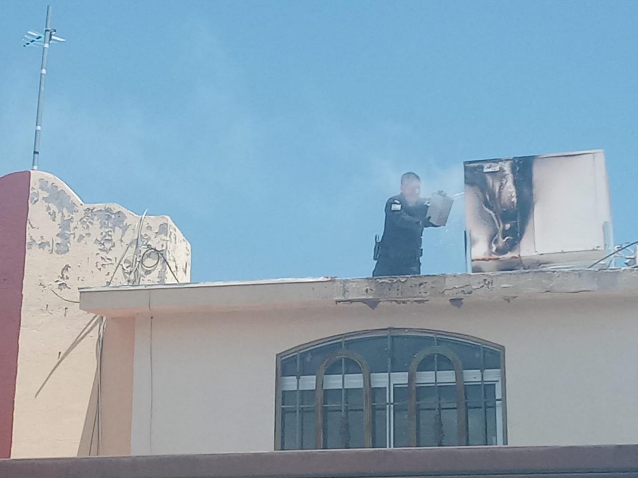 Policías municipales sofocan incendio en una vivienda