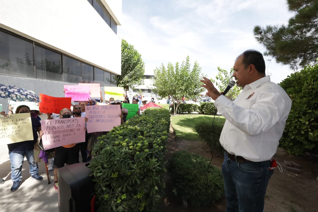 Encabezan regidores manifestación regidores por pésimo servicio de transporte público