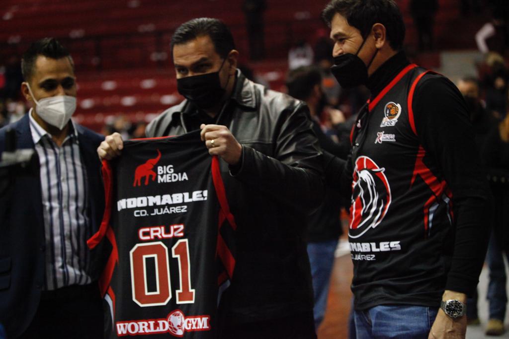 Presidente Municipal Cruz Pérez Cuéllar asiste a juego inaugural de básquetbol de los Indomables de Juárez