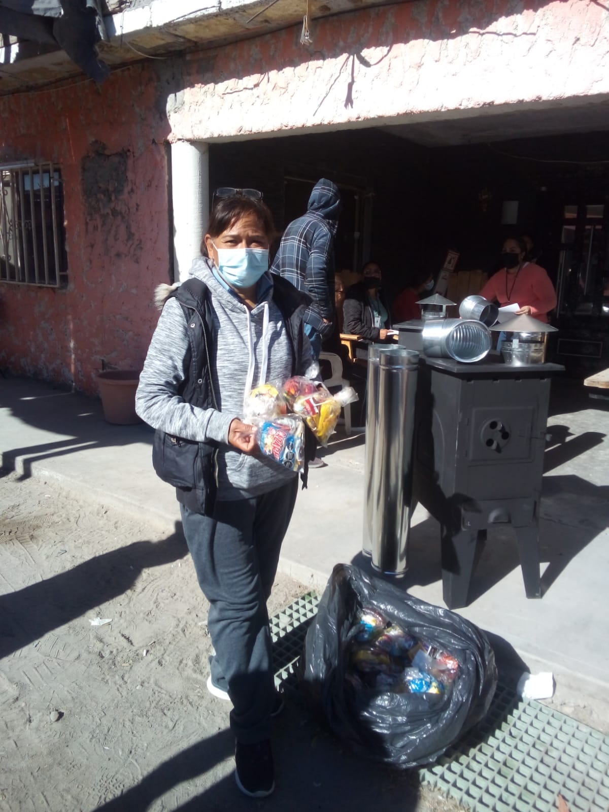 Entrega más de mil 500 calentones Desarrollo Social