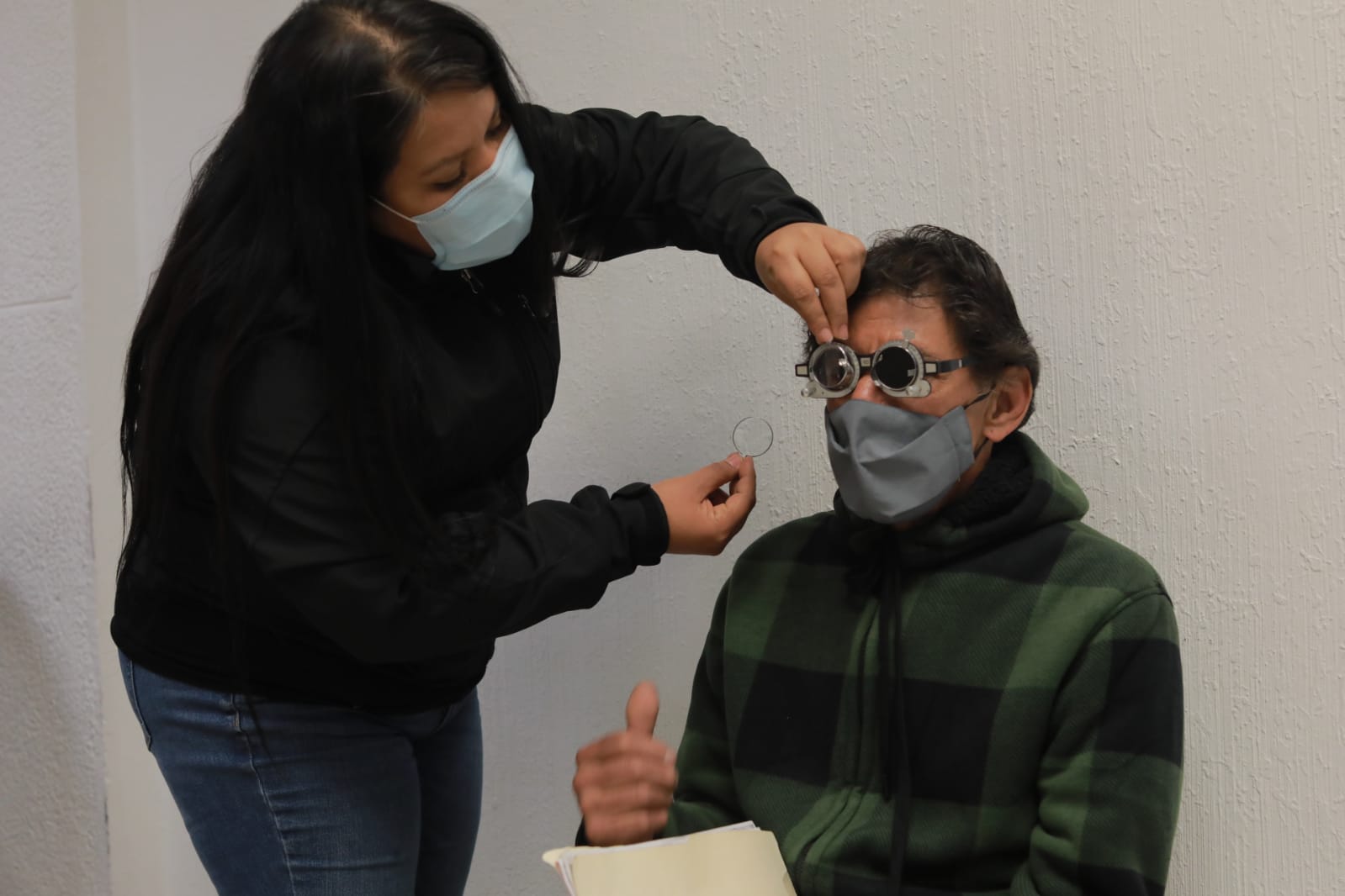 En menos de 30 días, se han beneficiado a 249 personas con la entrega de lentes gratuitos