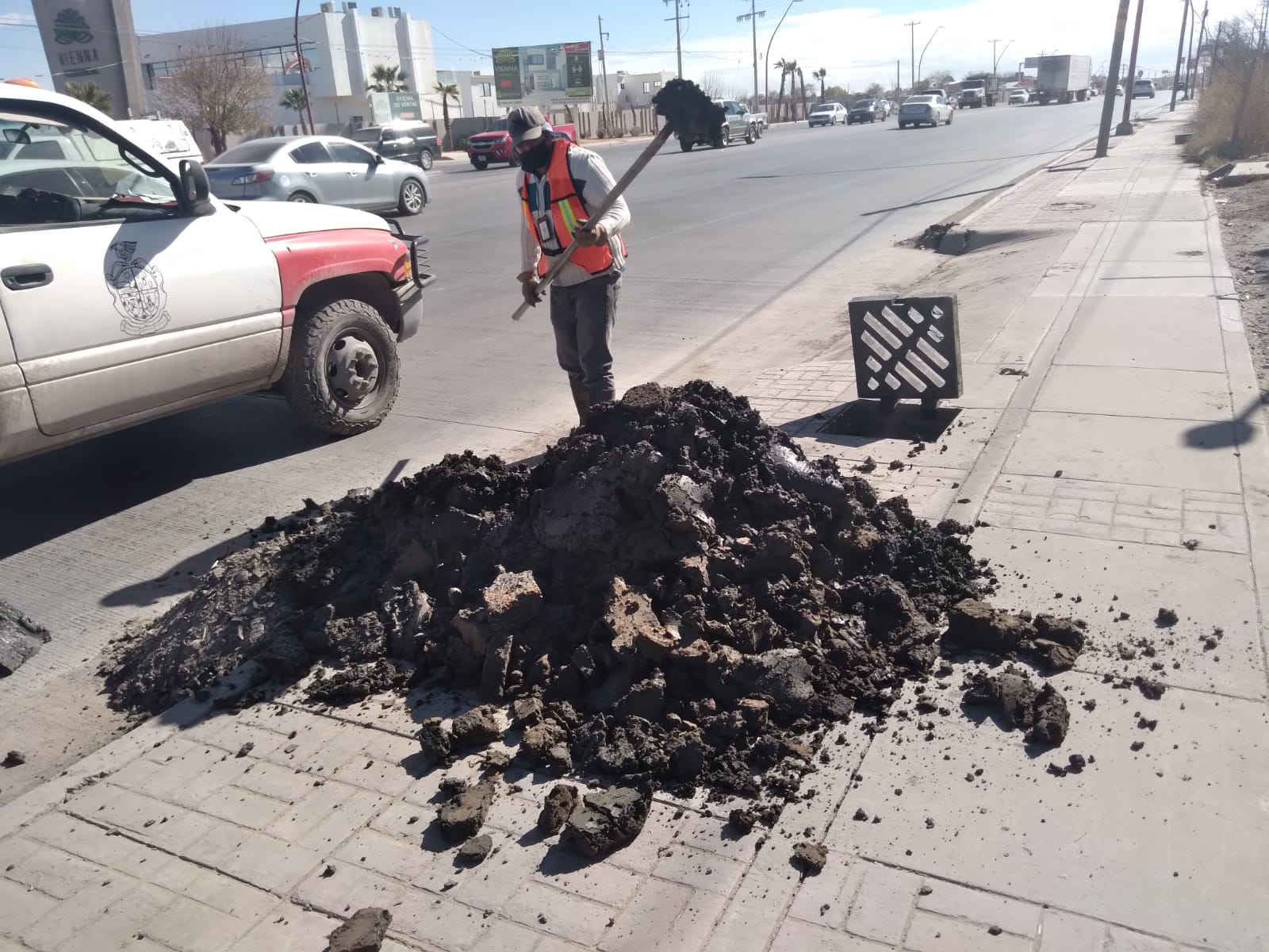 Dan mantenimiento a red pluvial de la Manuel Gómez Morín luego de varios años