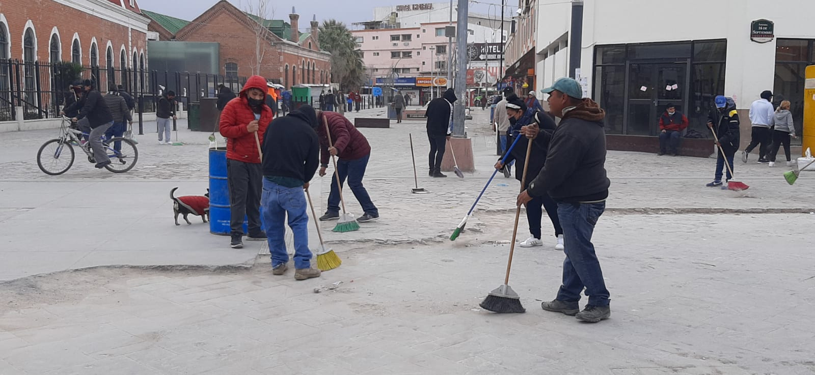 Cumplen comerciantes del Centro y salen a limpiar sus frentes