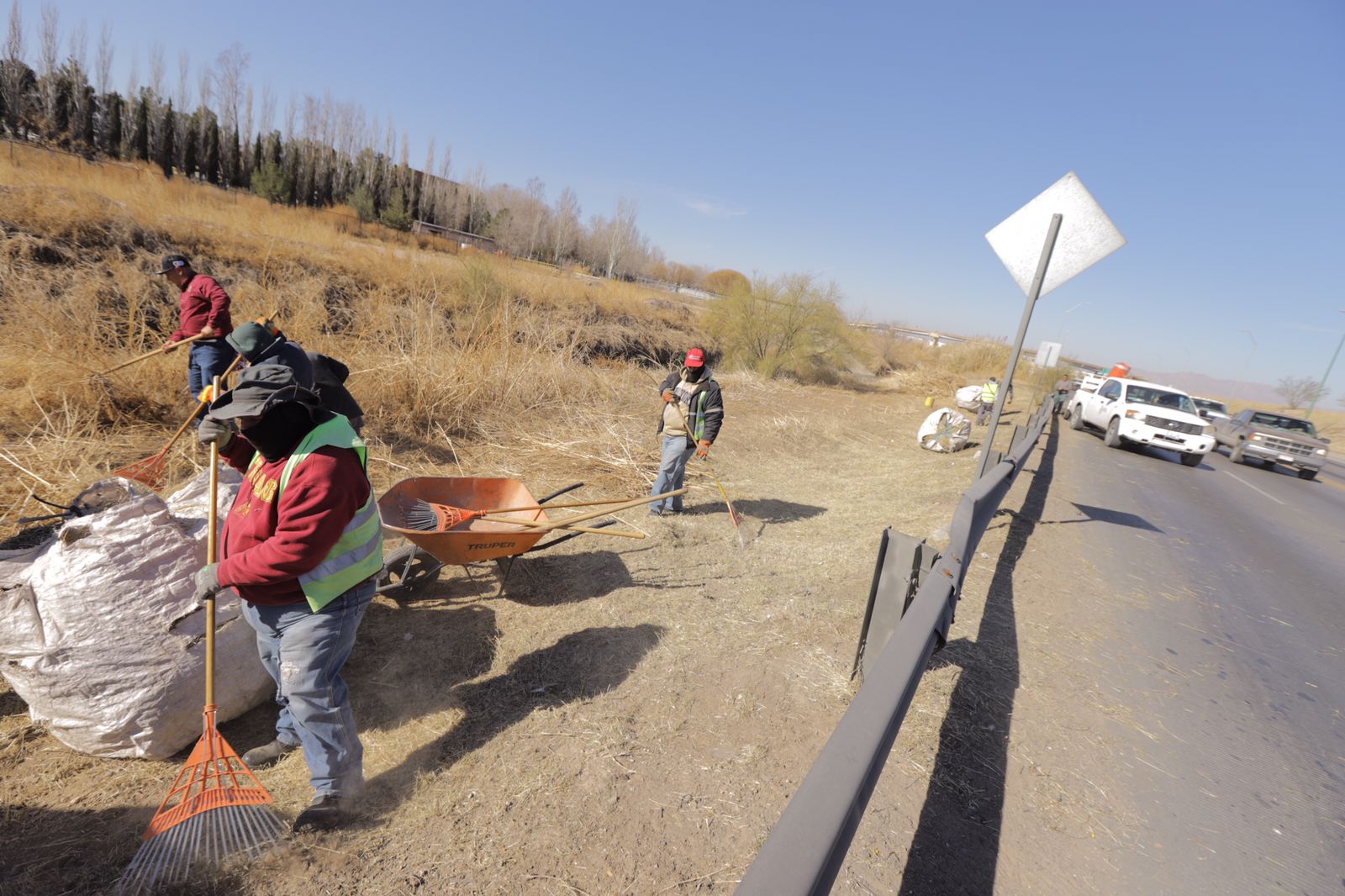 Limpian  en tramo del boulevard Juan Pablo II