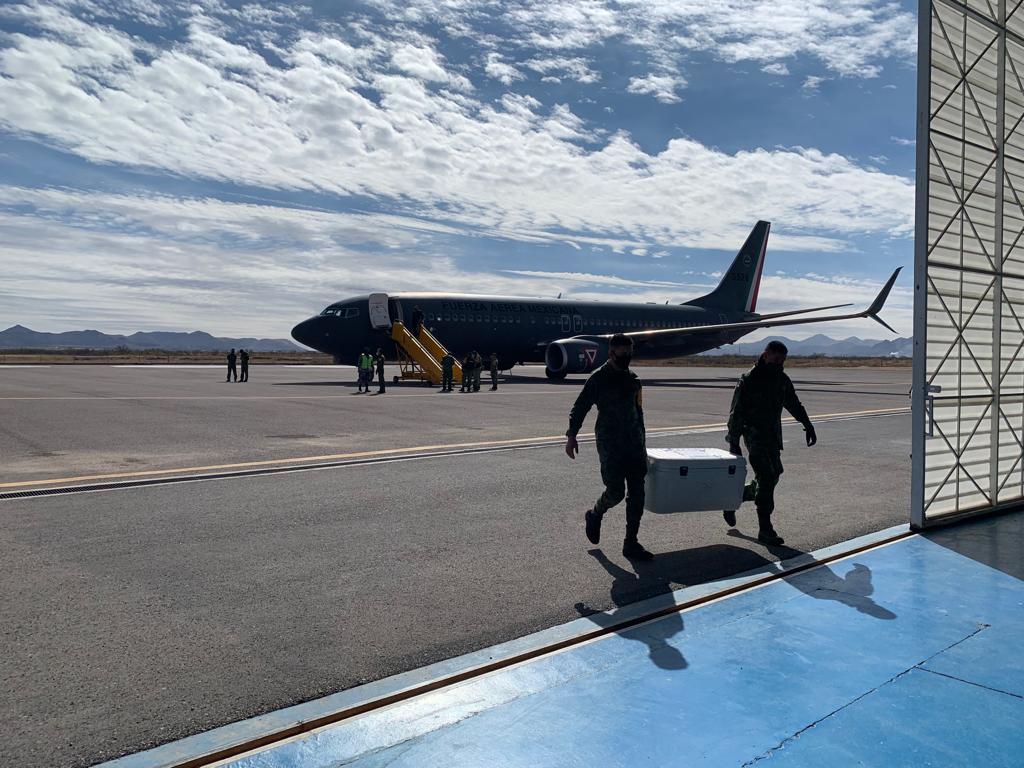 Aterriza avión con casi 64 mil dosis para vacunar a docentes de chihuahua