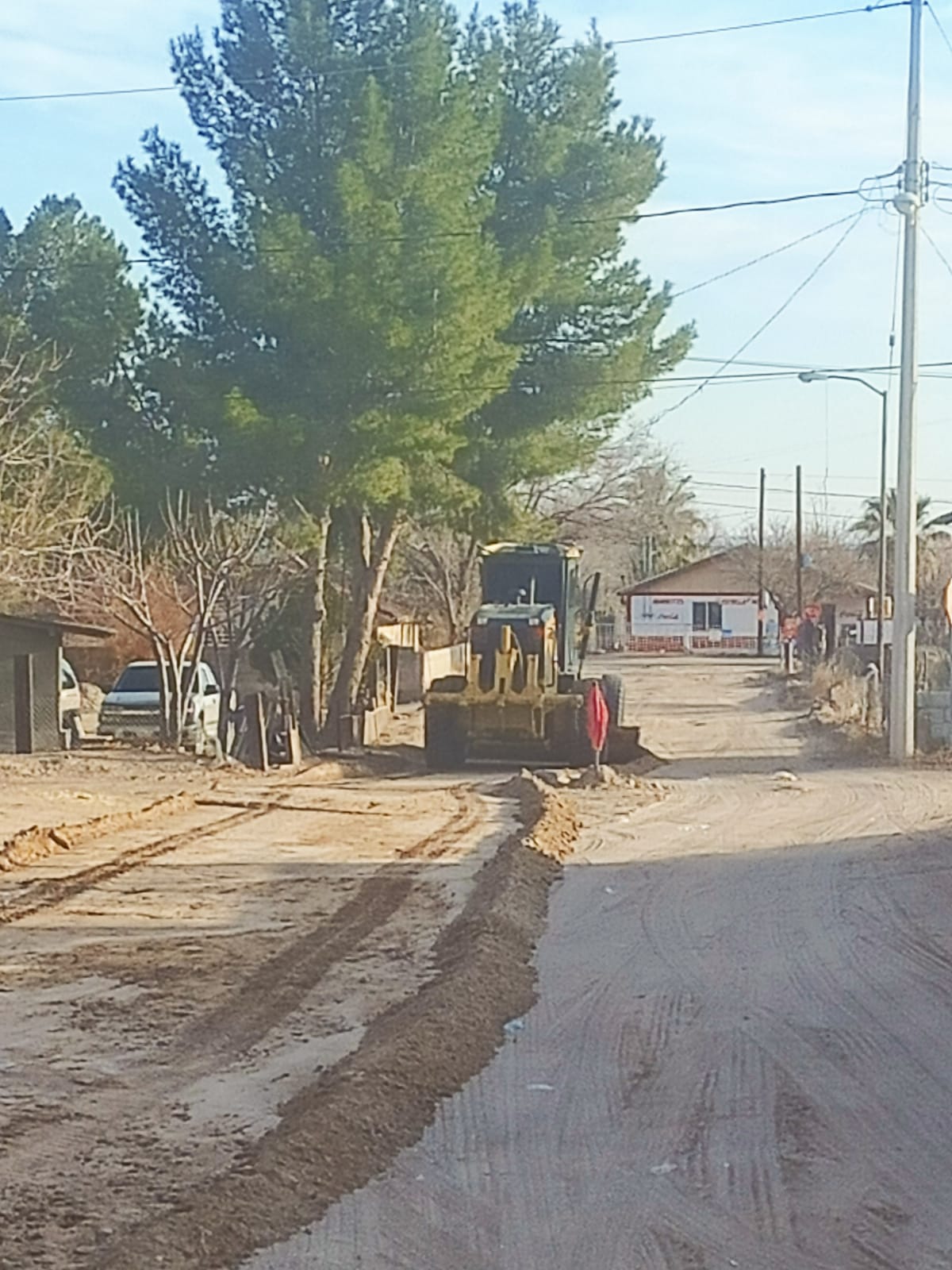 Continúan trabajos de emparejamiento de calles y caminos en zonas rurales