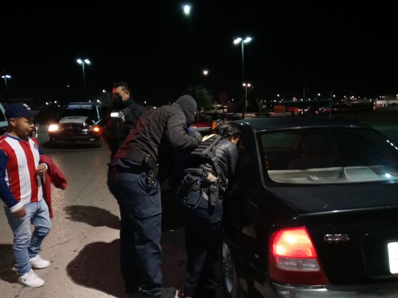 Policías municipales auxilian a mujer en labor de parto