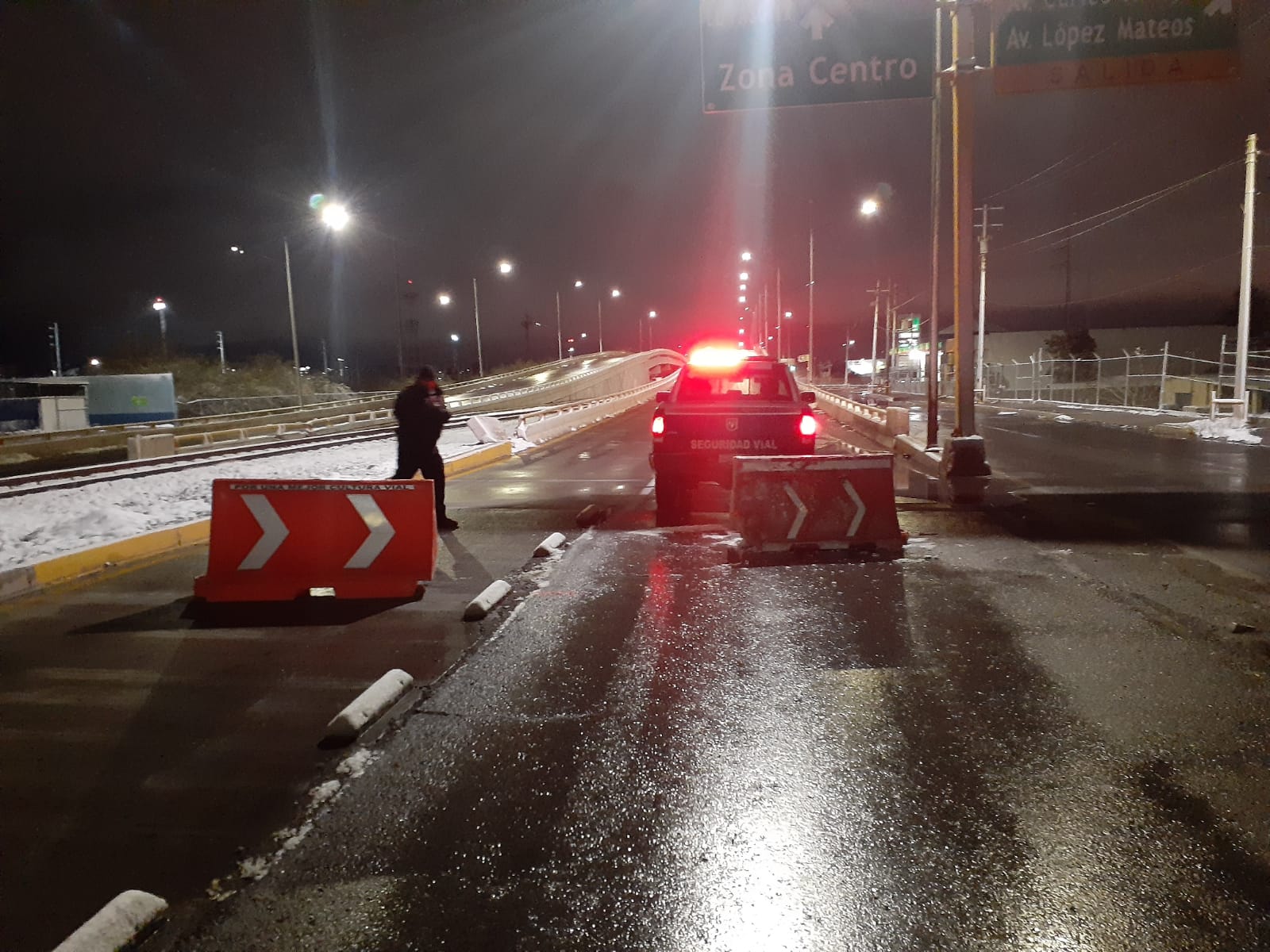 Puentes y pasos a desnivel fueron cerrados por vialidad al presentar cristalización del pavimento