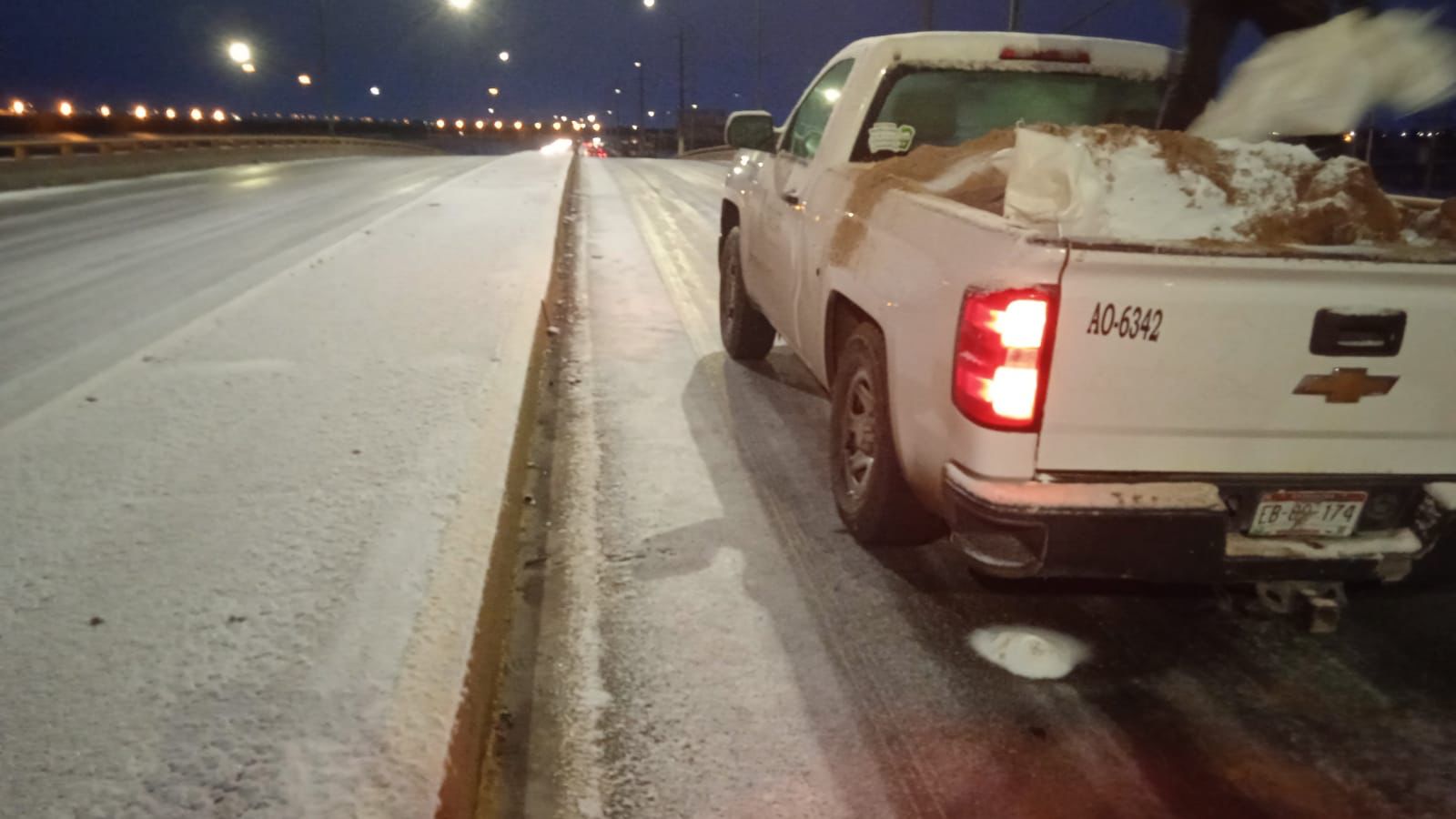 Esparce Servicios Públicos arena y sal en calles con pavimento cristalizado