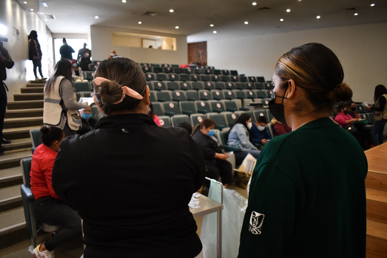 Como un éxito fue calificado el inicio de la jornada de vacunación personal médico vs COVID