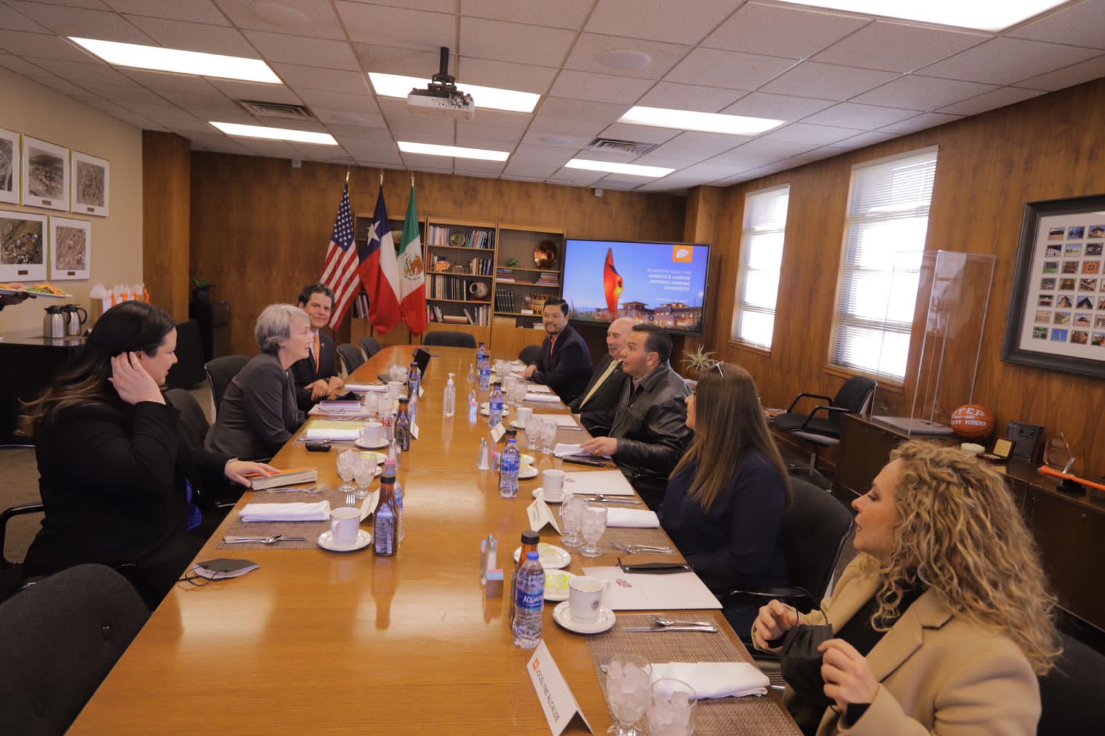 Se reúne Presidente Municipal con directivos de UTEP