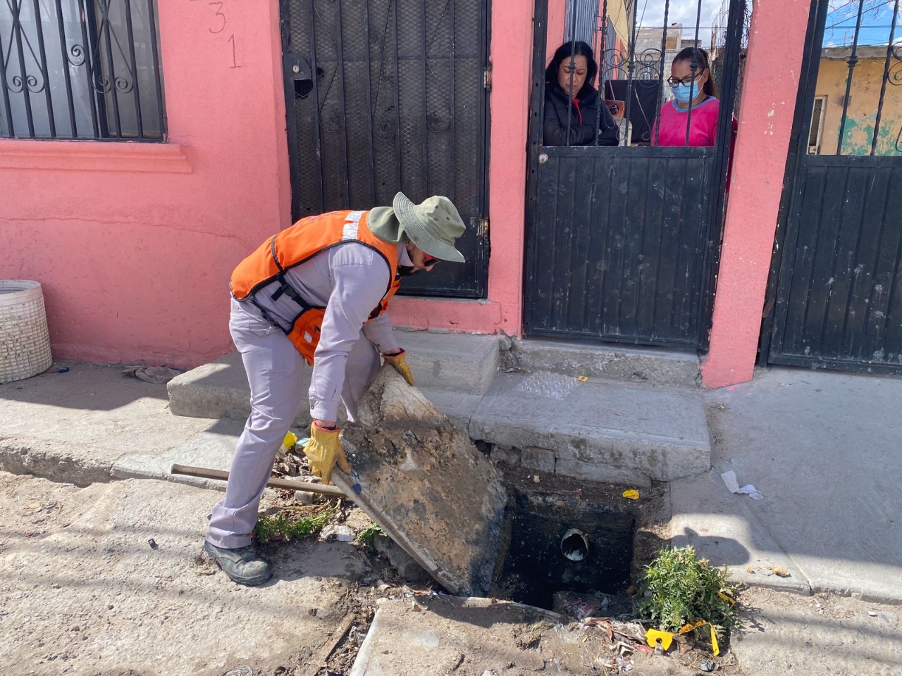 JMAS Juárez atiende y soluciona reporte de drenaje tapado