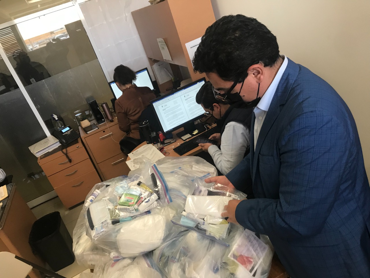 Dona organización religiosa de Mesilla artículos de higiene personal para migrantes