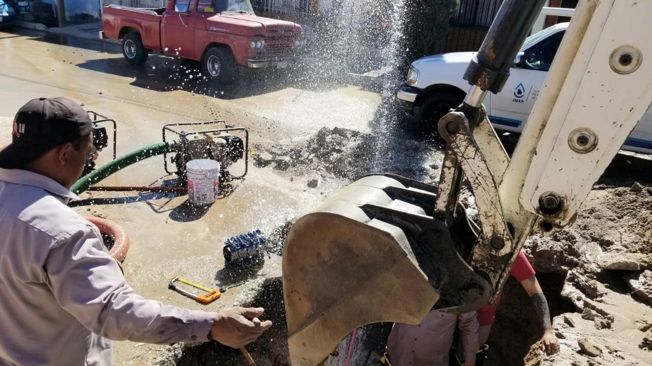 JMAS JUÁREZ repara fuga de agua