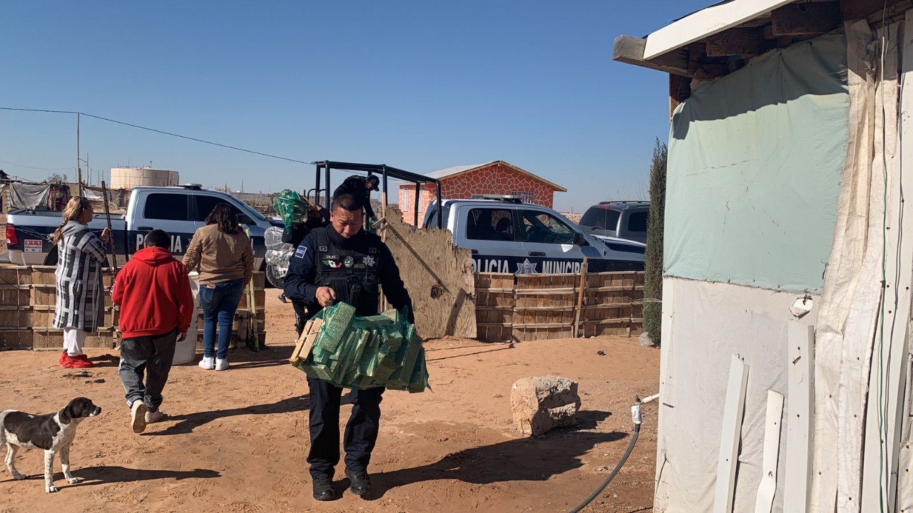 Entrega SSPM despensas, leña y chamarras a habitantes del norponiente