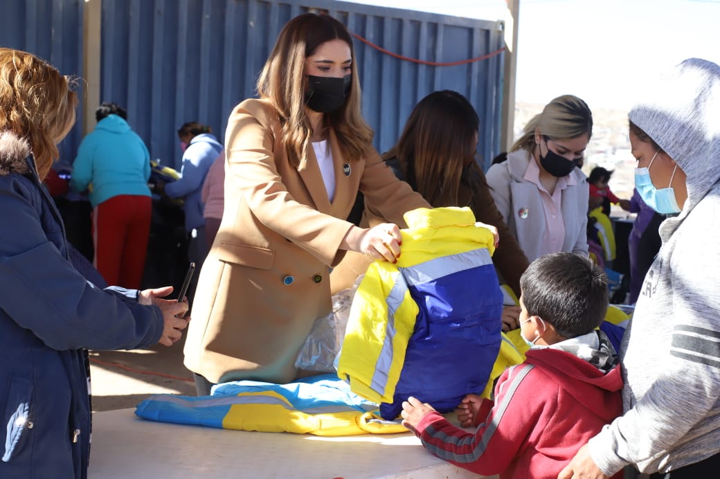 En apoyo por las bajas temperaturas, entrega DIF Municipal chamarras y calentones en Anapra