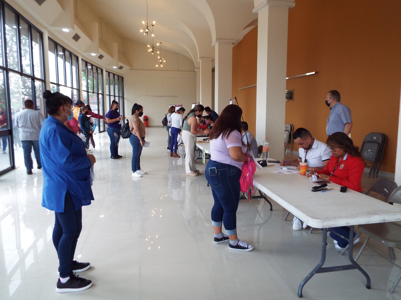 Entrega Dirección de Educación referencias bancarias de becas