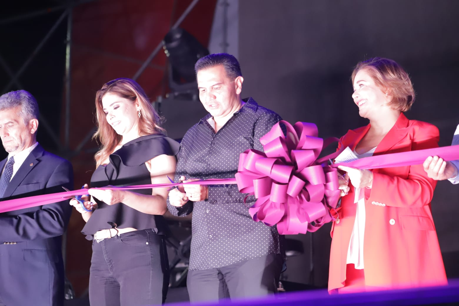 Con espectacular muestra de pirotecnia, alcalde y gobernadora inauguran la Feria Juárez 2022