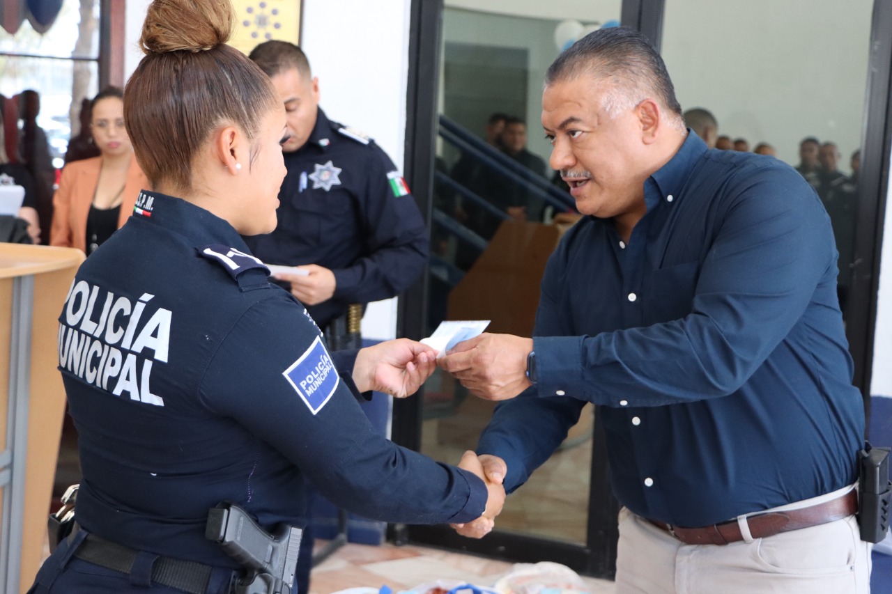 Reconocimiento a elementos acreedores al premio del “Policía del Mes”