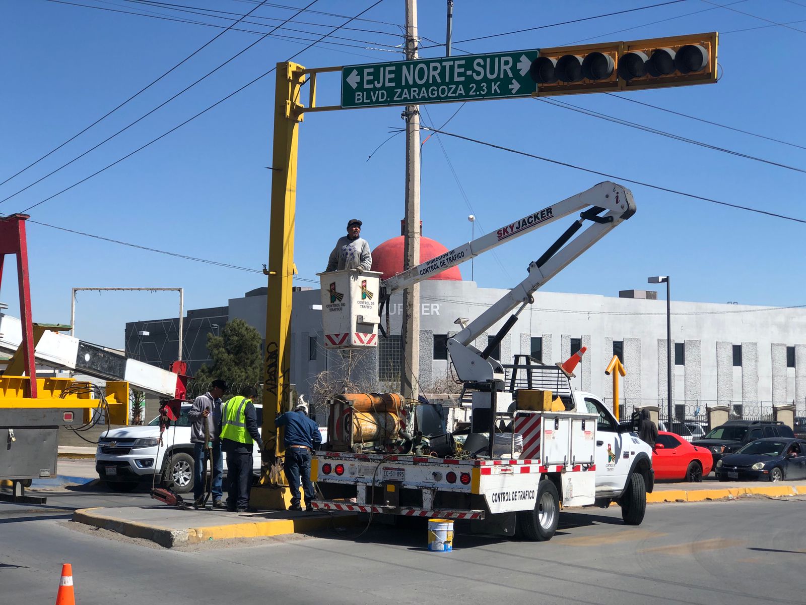 Instalan semáforo en Pedro Rosales y Tecnológico por apertura de crucero